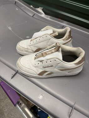 Heelys White Sneakers with Metallic Gold Accents